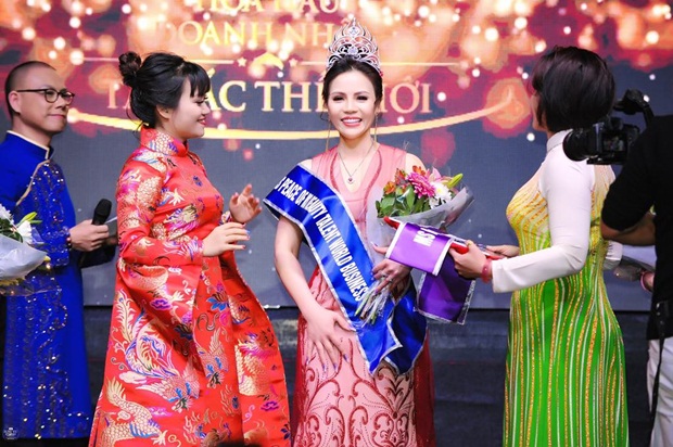 Vũ Thị Liên giành vương miện Hoa hậu Doanh nhân Tài sắc Thế giới 2019