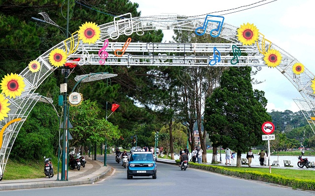 dong-pho-di-bo-doc-ho-xuan-huong-da-lat-vi-it-khach-va-gay-tac-duong
