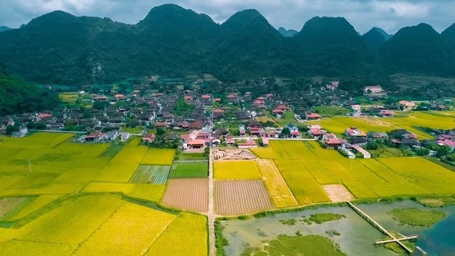 ngoi-lang-du-lich-tot-nhat-the-gioi-co-hang-tram-nha-san-lop-ngoi-am-duong-cung-quay-ve-mot-huong