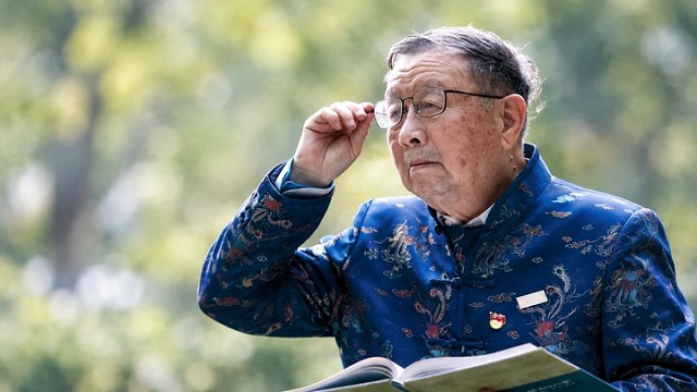 giao-su-86-tuoi-van-kham-benh-4-gio-moi-ngay-tiet-lo-5-bi-quyet-duong-sinh