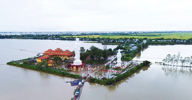 nong-dan-mien-tay-cho-khach-tham-quan-dong-nuoc-noi-bang-vo-lai