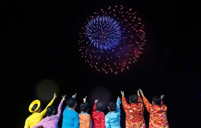 can-tho-ban-phao-hoa-tam-thap-chao-mung-le-hoi-van-hoa-song-nuoc