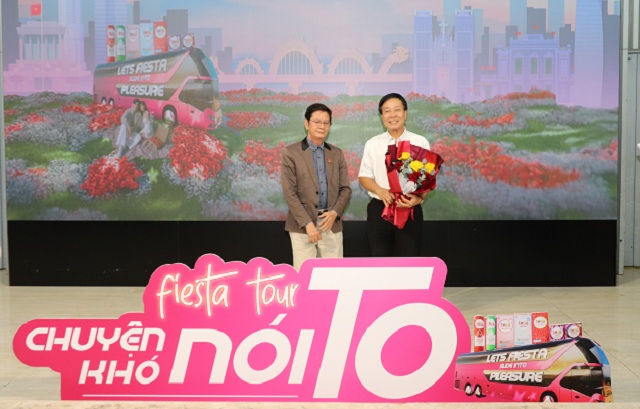 TS. Nguyễn Thành Nghiệp - Phó Chủ tịch Hội Nam Y Việt Nam tặng hoa nhà trường