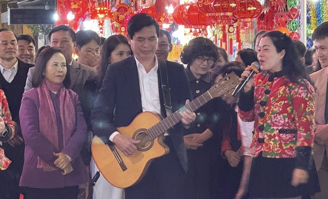 bi-thu-tinh-uy-lang-son-choi-guitar-o-pho-di-bo-khien-gioi-choi-guitar-chuyen-nghiep-choang-vang