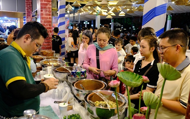 chat-kin-du-khach-trai-nghiem-am-thuc-dem-khai-mac-le-hoi-sen