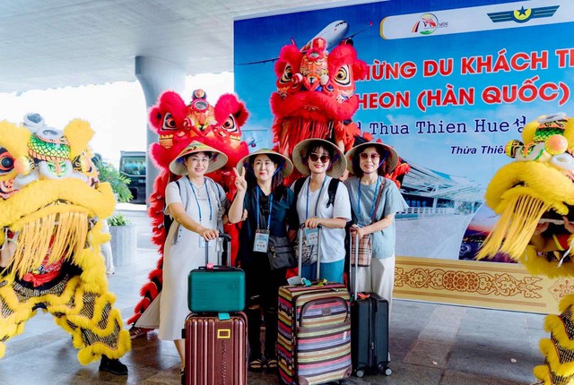 nha-ga-moi-phu-bai-hue-don-doan-khach-han-quoc-dau-tien-tren-tau-bay-vietjet-2