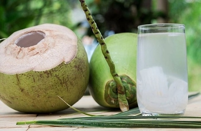 co-nen-uong-nhieu-nuoc-dua-giai-khat-mua-nang-nong