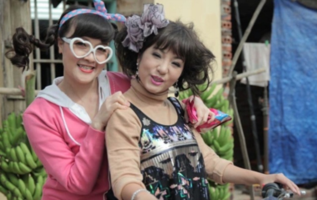 sao-nu-gap-nhau-cuoi-tuan-sau-25-nam-nguoi-song-co-don-nguoi-lam-me-don-than