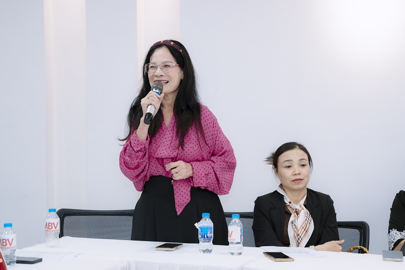 Cô Đào Phương Thanh (Thanh Maika) – khách mời danh dự, phát biểu chia sẻ tại họp báo Lễ Tôn vinh và Trao giải thưởng Cống hiến vì Cộng đồng 2025.