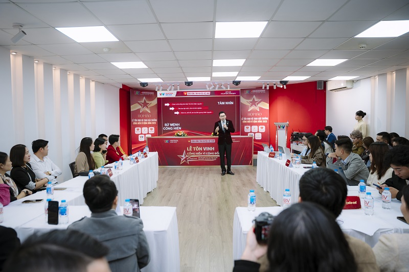 Ông Đỗ Văn Dệ Chủ tịch Cộng đồng Tình nguyện Việt Nam trình bày tổng quan về chương trình và những trọng tâm triển khai trong năm 2025.