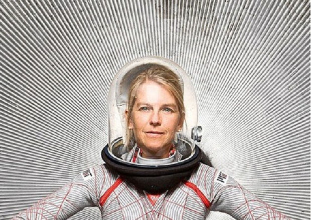 dava-newman-tu-co-be-danh-giay-toi-pho-giam-doc-nasa-van-hoa-doanh-nhan