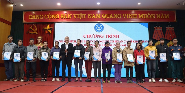 agribank-ung-ho-4-ty-dong-trao-tang-so-bhxh-the-bhyt-cho-nguoi-dan-bi-thiet-hai-boi-bao-lu