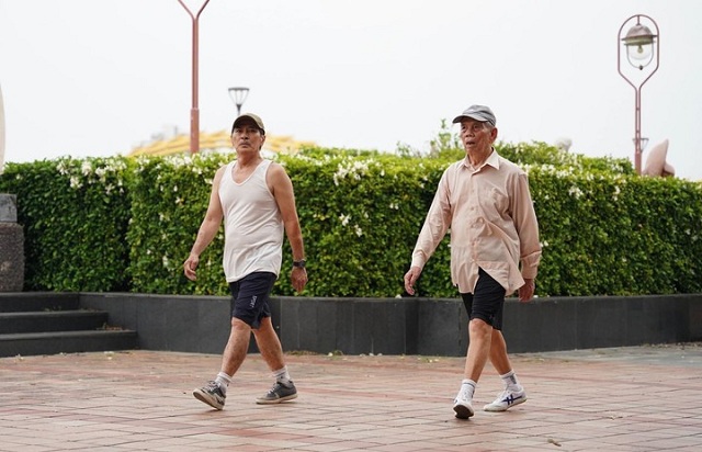 di-bo-thay-3-dau-hieu-nay-o-chan-co-the-la-canh-bao-mach-mau-bi-tac-nghen