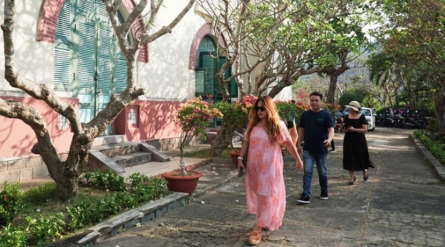 Lầu Bảo Đại Nha Trang nhộn nhịp khách tham quan ngày đầu mở cửa