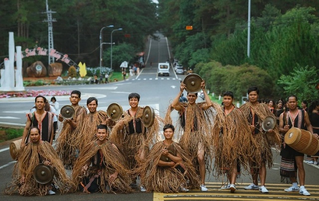 mang-den-va-ly-son-la-thoi-nam-cham-hut-khach-dip-le-gio-to-hung-vuong