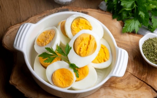 nguoi-cao-tuoi-an-trung-vao-buoi-sang-4-cai-thien-ro-ret-ve-suc-khoe-va-tri-nao