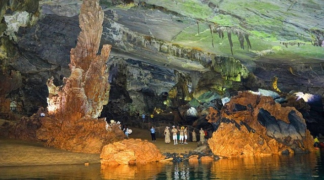 Du khách tấp nập ngược sông Son vào động Phong Nha giữa cao điểm nắng nóng