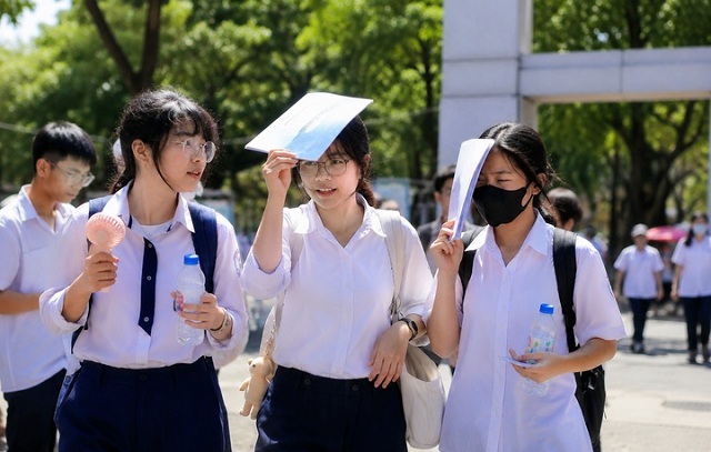 Sĩ tử thi lớp 10 căng mình giữa nắng nóng: 5 lưu ý để không kiệt sức