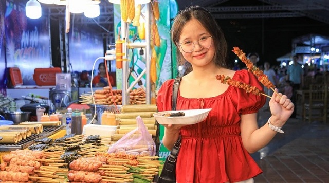 hang-ngan-du-khach-trai-nghiem-hon-100-gian-hang-tai-le-hoi-ven-bien-da-nang