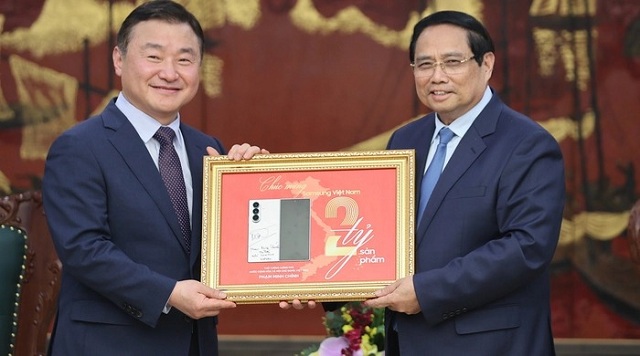 Thủ tướng ký tặng biển kỷ niệm sản xuất điện thoại thứ 2 tỉ Samsung Việt Nam