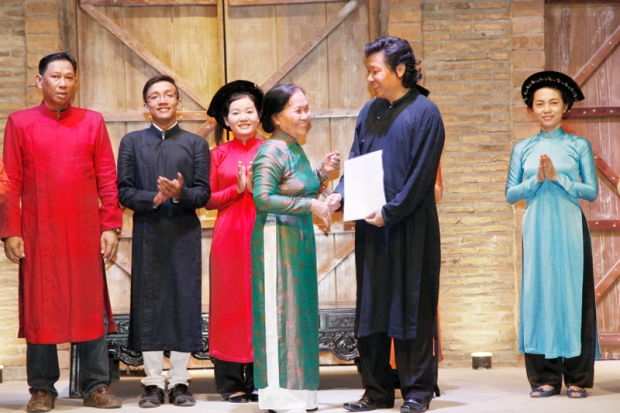 vhdn-trien-lam-ao-dai-VN-1