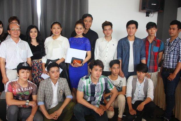vhdn-guong-mat-san-khau-3
