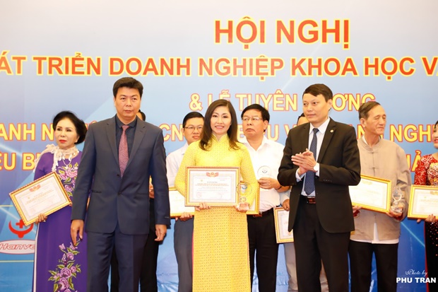 ngo-thi-tuyen-nhan-bang-8